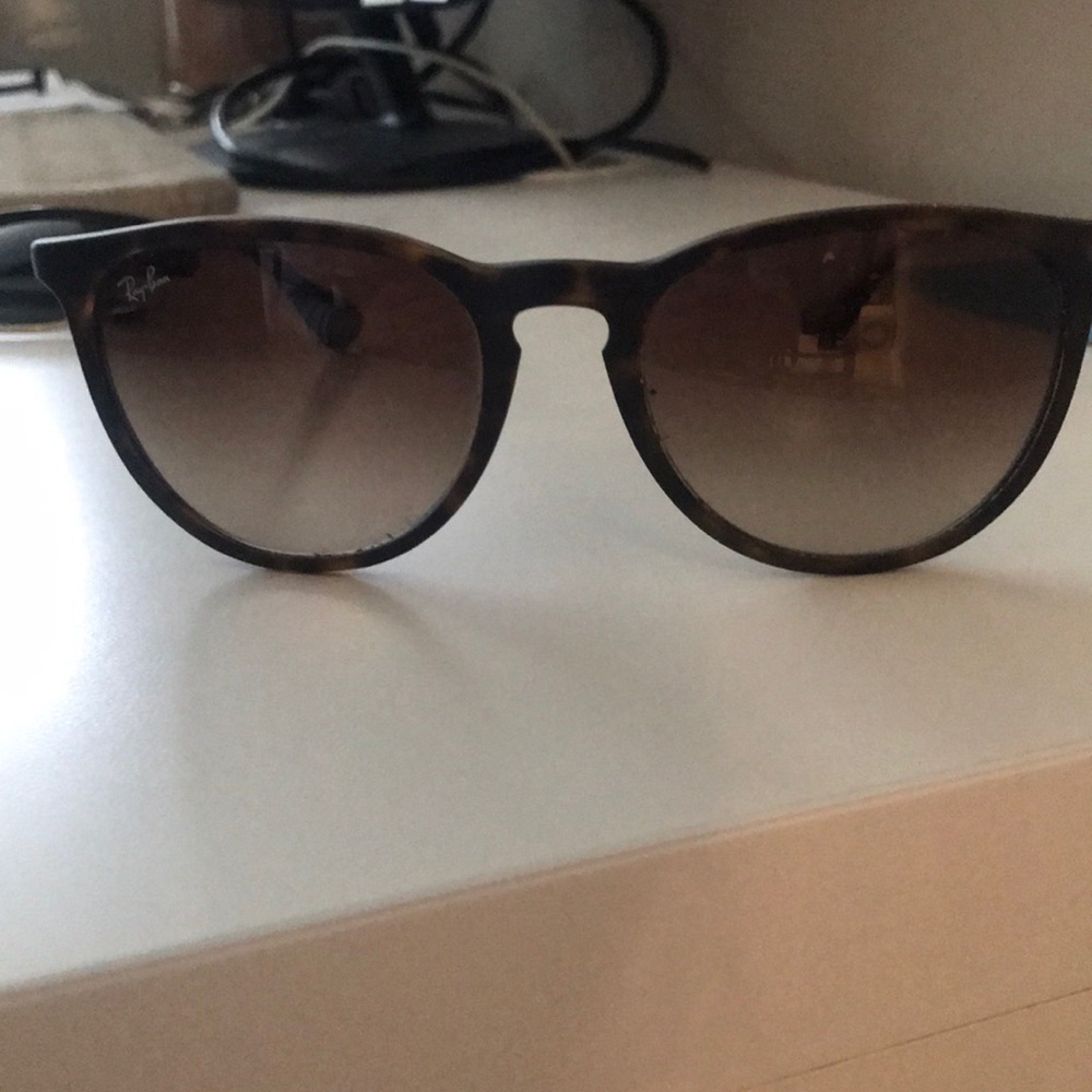 Ray-Ban “Erika” tortoise brown